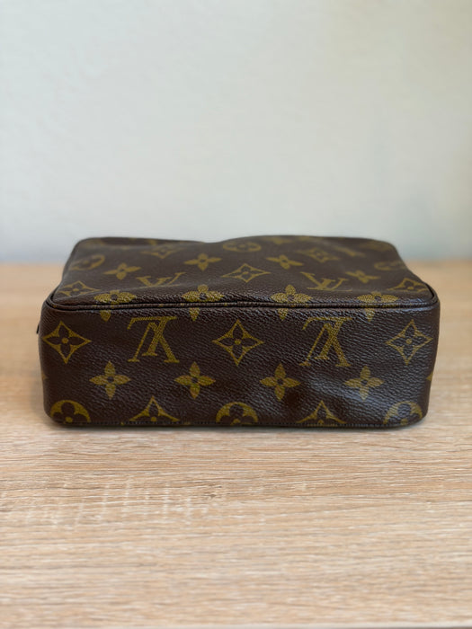 Louis Vuitton Trousse Toiletry 18