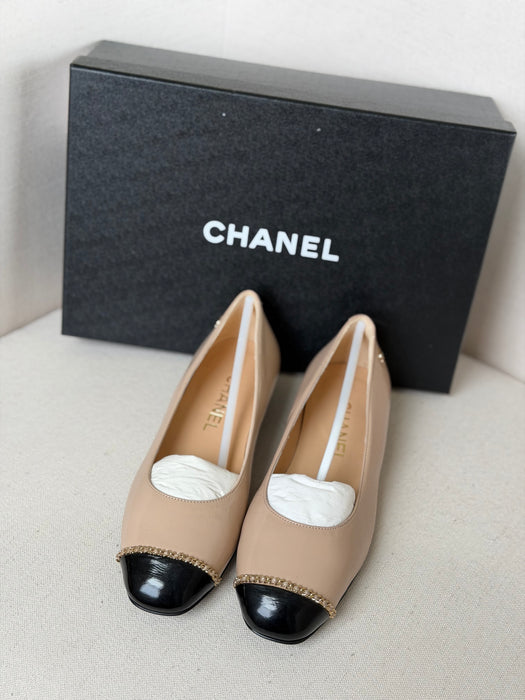 Chanel patent flats in beige/black 36.5