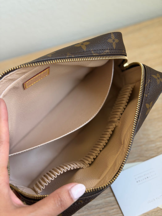 Louis Vuitton Trousse Toiletry 23