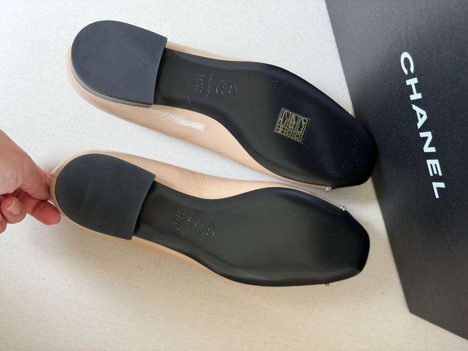 Chanel patent flats in beige/black 36.5