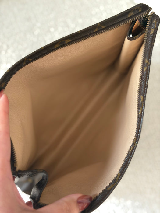 Louis Vuitton Toiletry 26