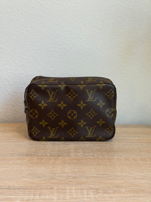 Louis Vuitton Trousse Toiletry 18