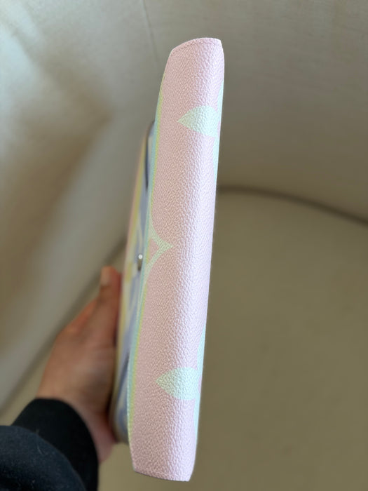 Louis Vuitton Escale Clutch