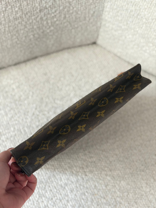 Louis Vuitton Toiletry 26