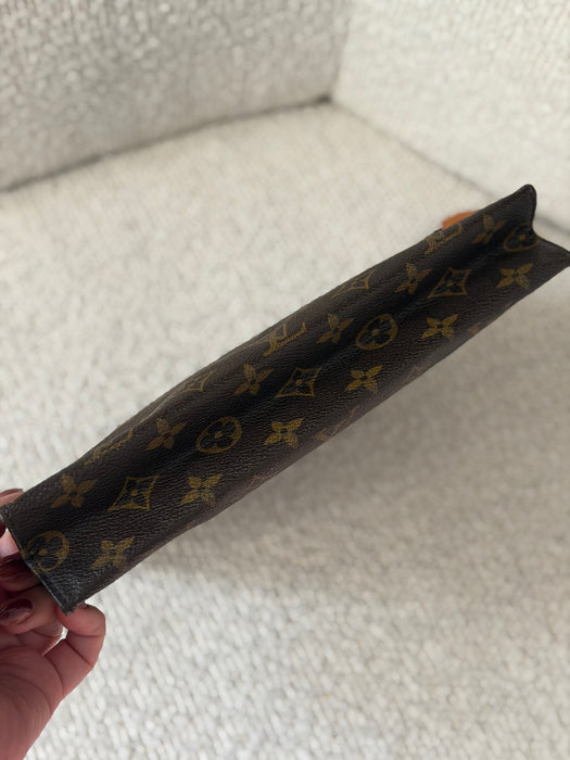 Louis Vuitton Toiletry 26