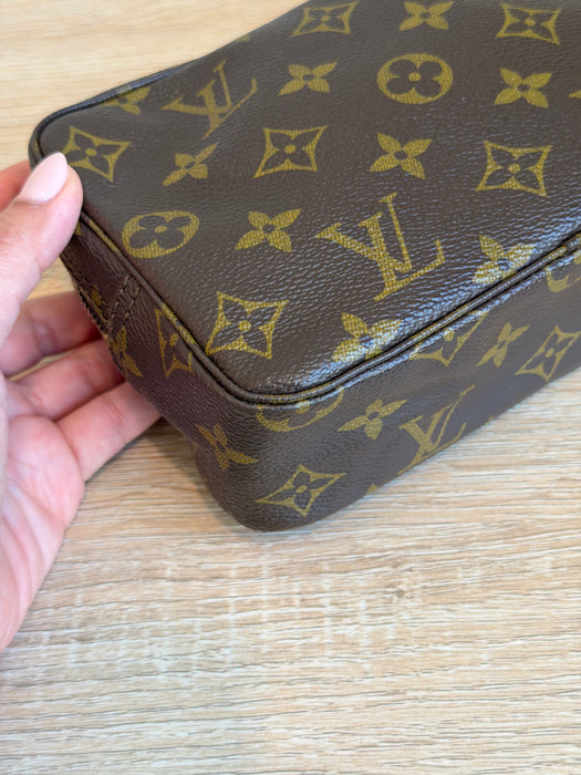 Louis Vuitton Trousse Toiletry 18