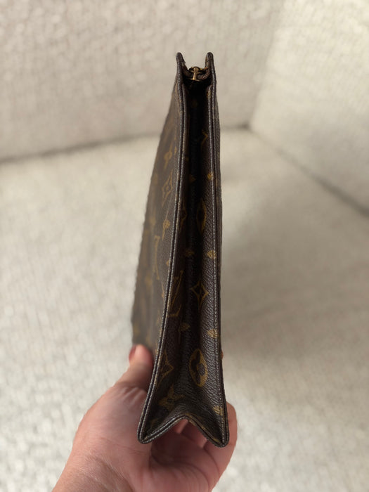 Louis Vuitton Toiletry 26